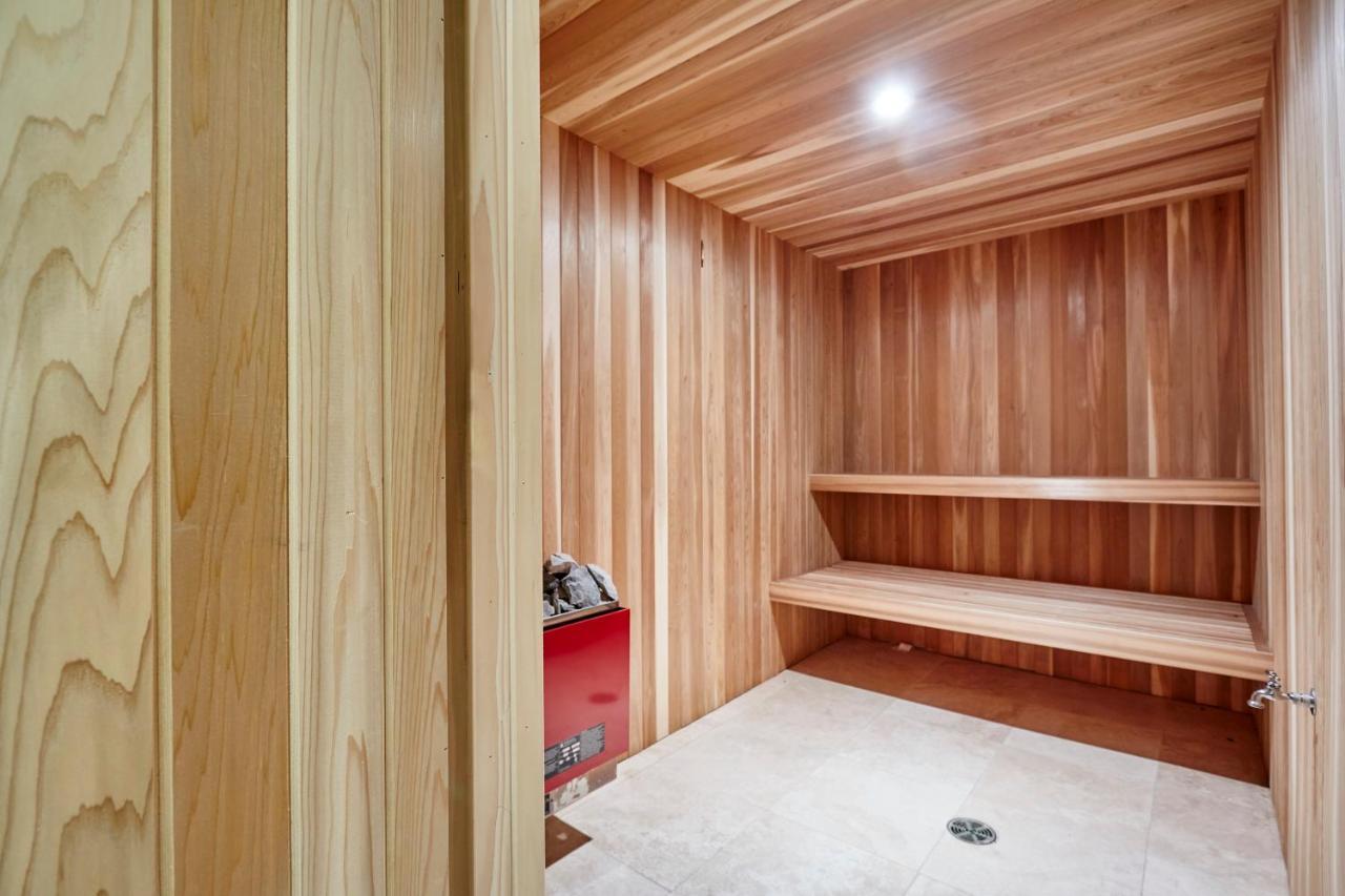 Elegant Apartment With Sauna Торонто Экстерьер фото