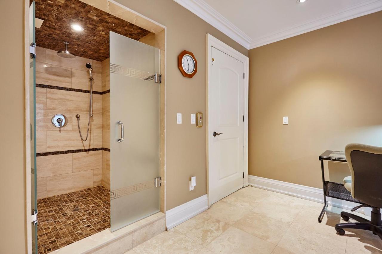 Elegant Apartment With Sauna Торонто Экстерьер фото