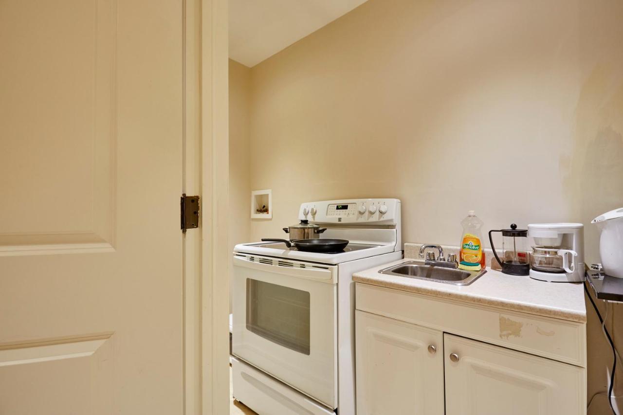 Elegant Apartment With Sauna Торонто Экстерьер фото